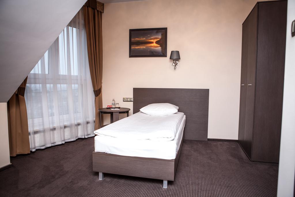 Hotel Sokolowska Airport Modlin Nowy Dwór Mazowiecki Szoba fotó