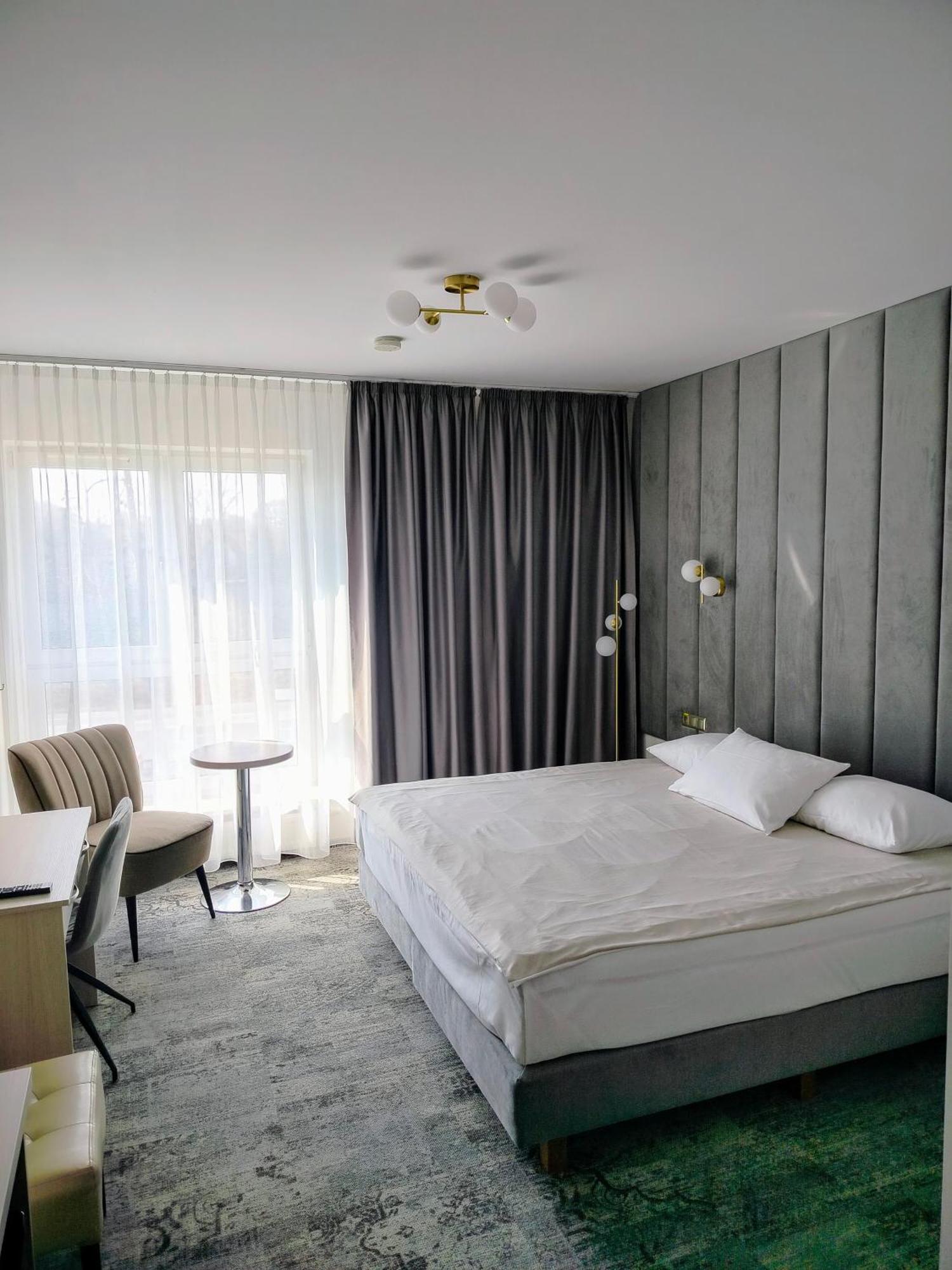 Hotel Sokolowska Airport Modlin Nowy Dwór Mazowiecki Kültér fotó