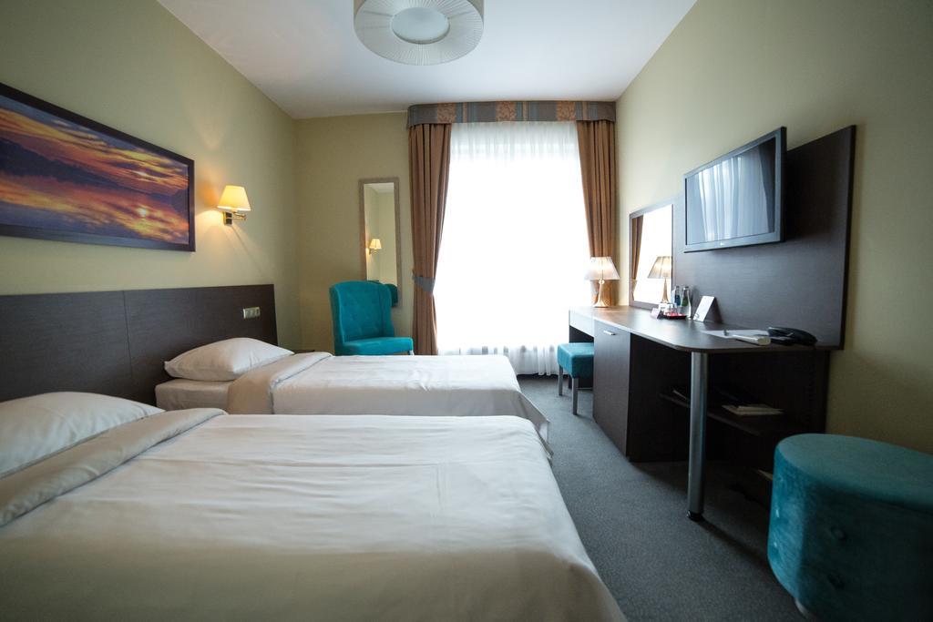 Hotel Sokolowska Airport Modlin Nowy Dwór Mazowiecki Kültér fotó