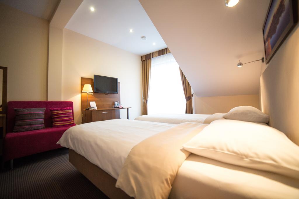 Hotel Sokolowska Airport Modlin Nowy Dwór Mazowiecki Kültér fotó