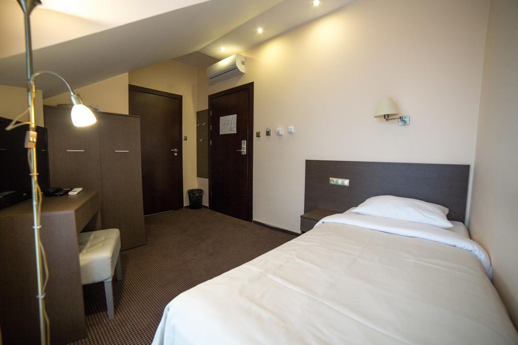 Hotel Sokolowska Airport Modlin Nowy Dwór Mazowiecki Kültér fotó