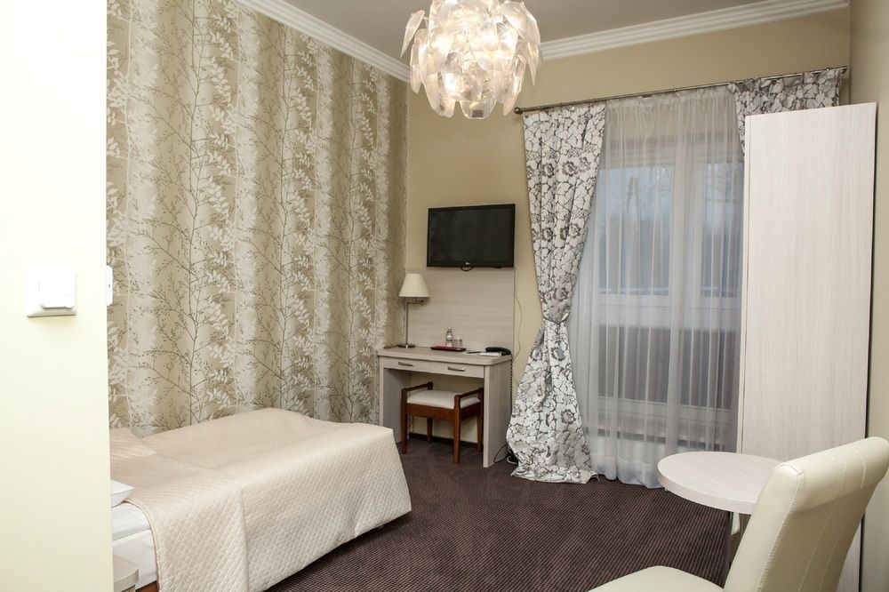 Hotel Sokolowska Airport Modlin Nowy Dwór Mazowiecki Kültér fotó