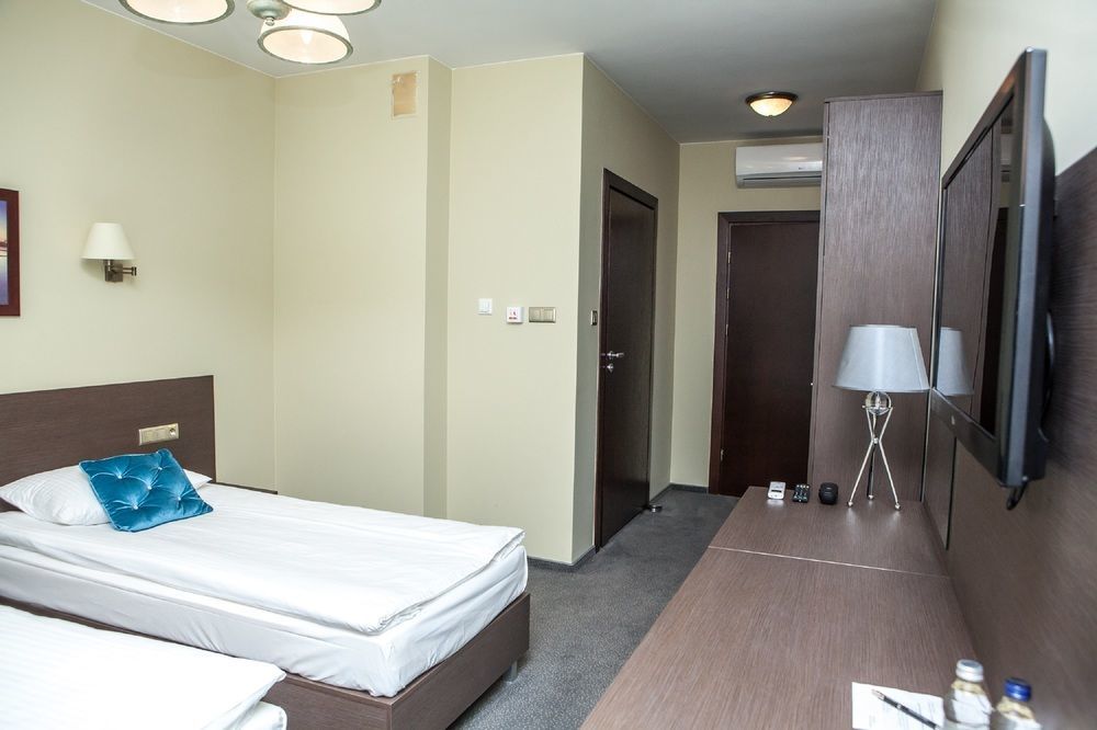Hotel Sokolowska Airport Modlin Nowy Dwór Mazowiecki Kültér fotó