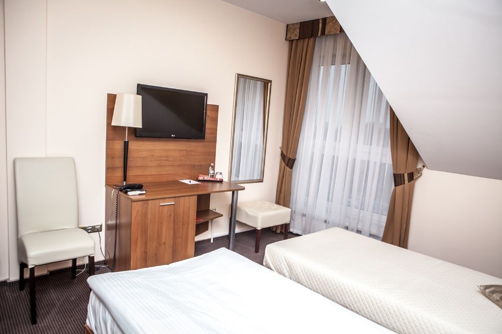 Hotel Sokolowska Airport Modlin Nowy Dwór Mazowiecki Kültér fotó