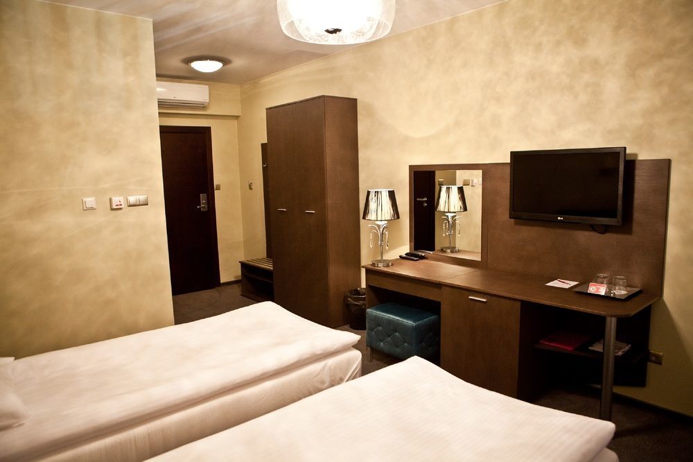 Hotel Sokolowska Airport Modlin Nowy Dwór Mazowiecki Kültér fotó