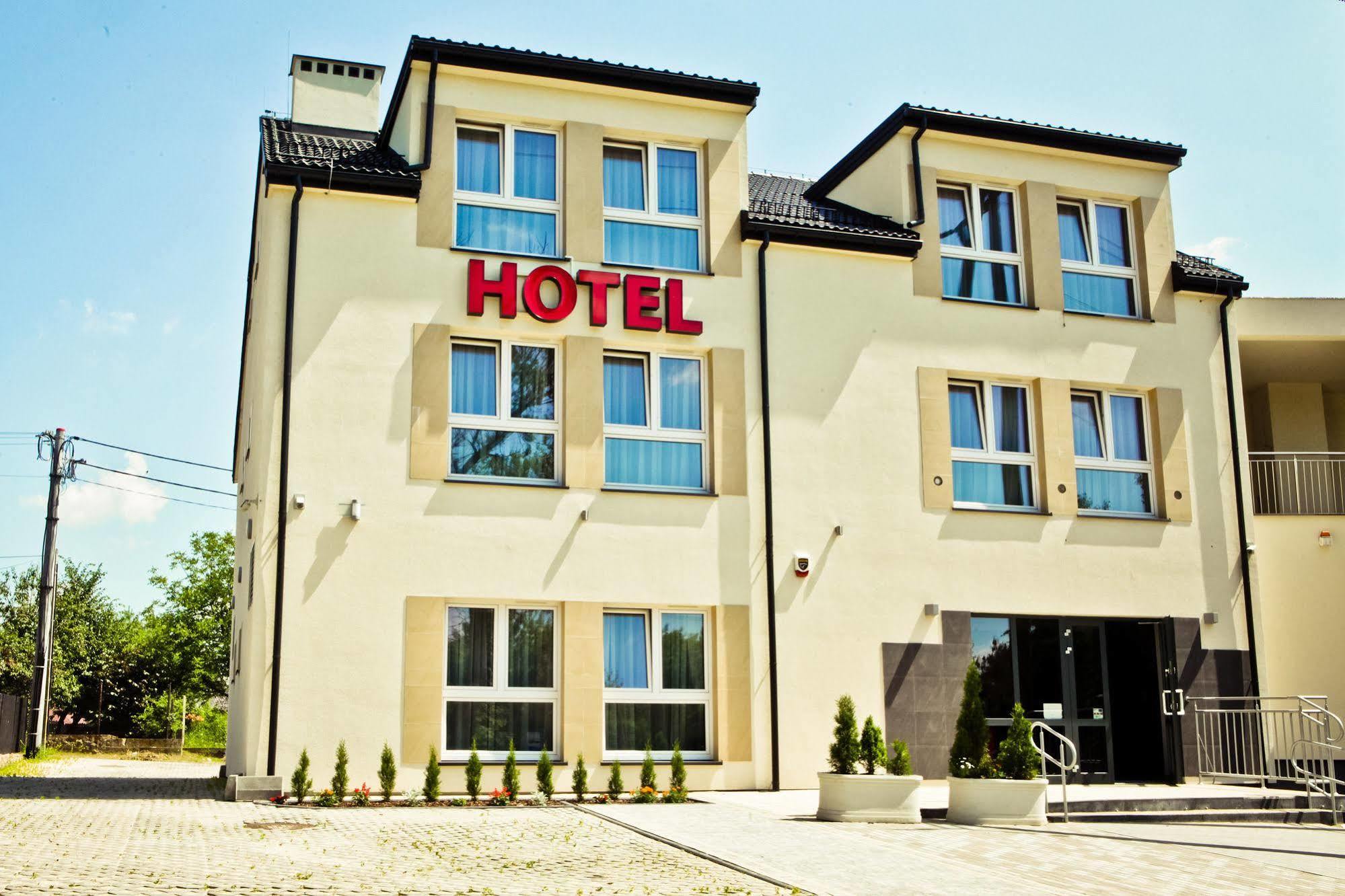 Hotel Sokolowska Airport Modlin Nowy Dwór Mazowiecki Kültér fotó