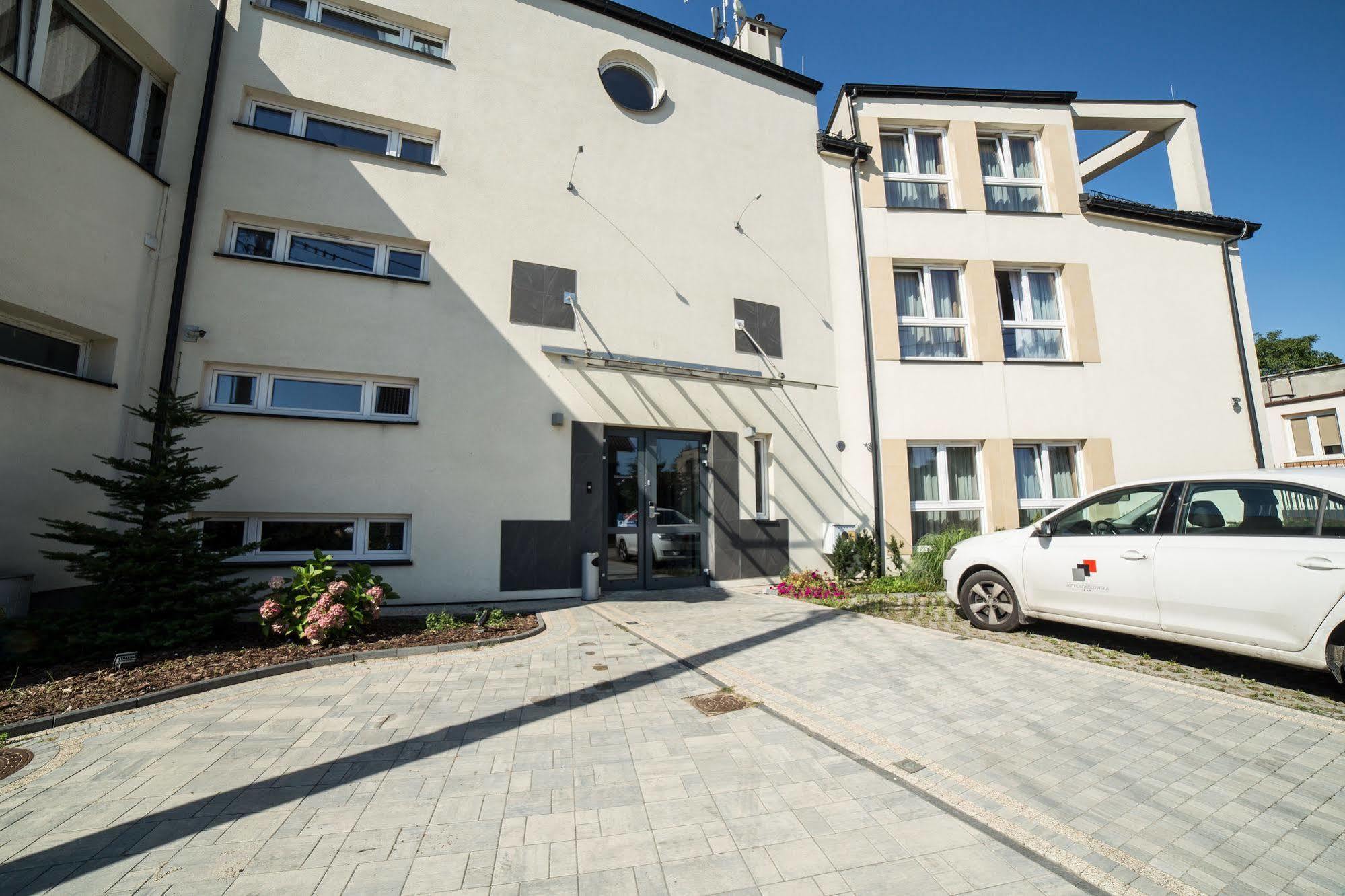 Hotel Sokolowska Airport Modlin Nowy Dwór Mazowiecki Kültér fotó