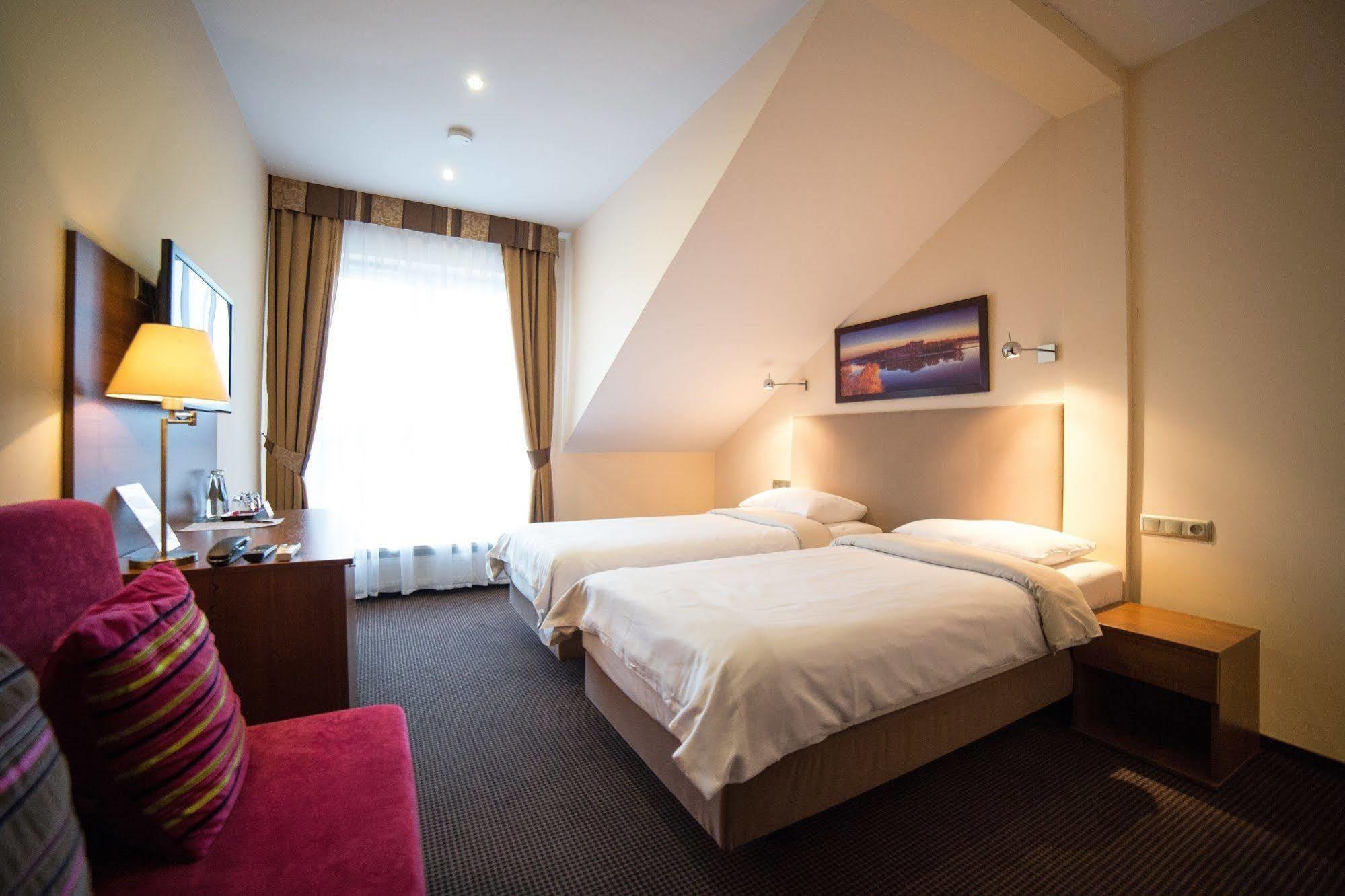 Hotel Sokolowska Airport Modlin Nowy Dwór Mazowiecki Kültér fotó