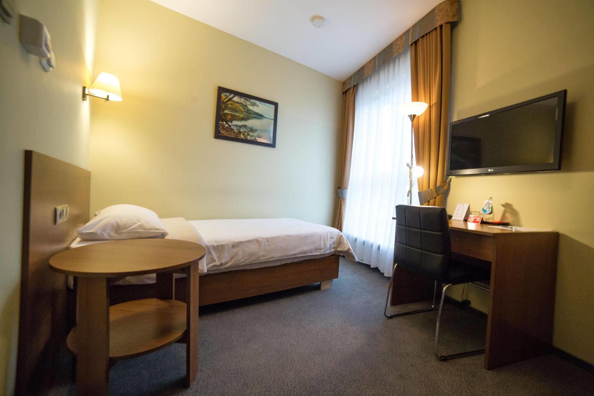 Hotel Sokolowska Airport Modlin Nowy Dwór Mazowiecki Kültér fotó