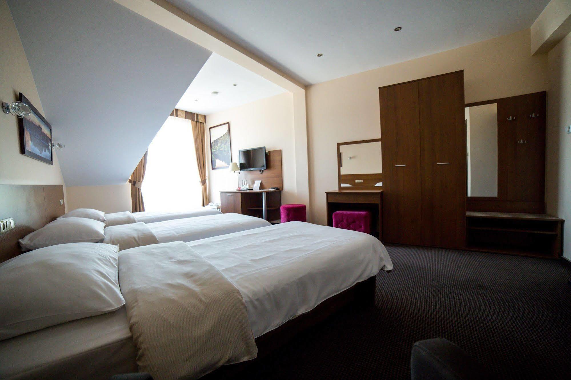 Hotel Sokolowska Airport Modlin Nowy Dwór Mazowiecki Kültér fotó