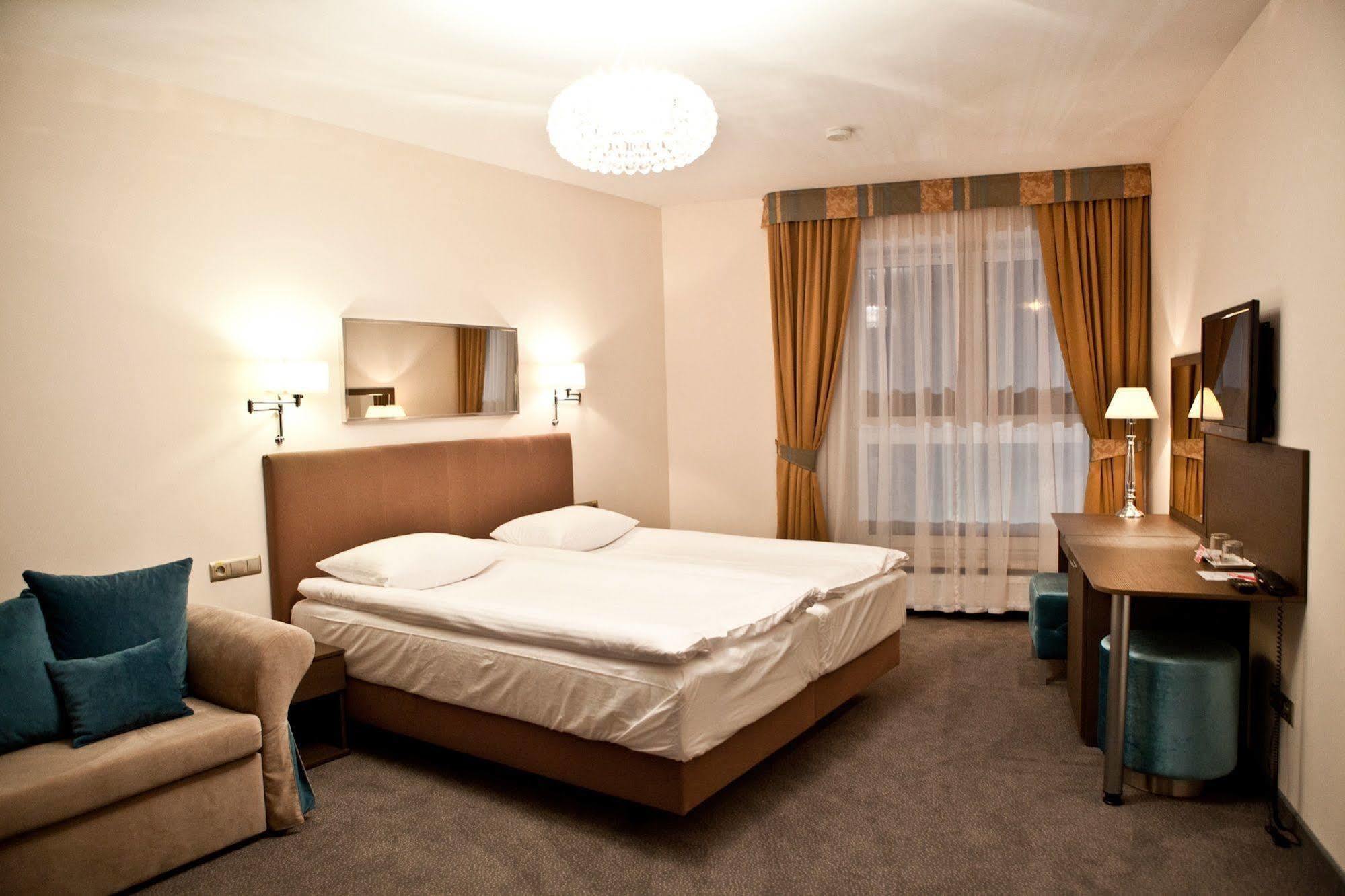 Hotel Sokolowska Airport Modlin Nowy Dwór Mazowiecki Kültér fotó