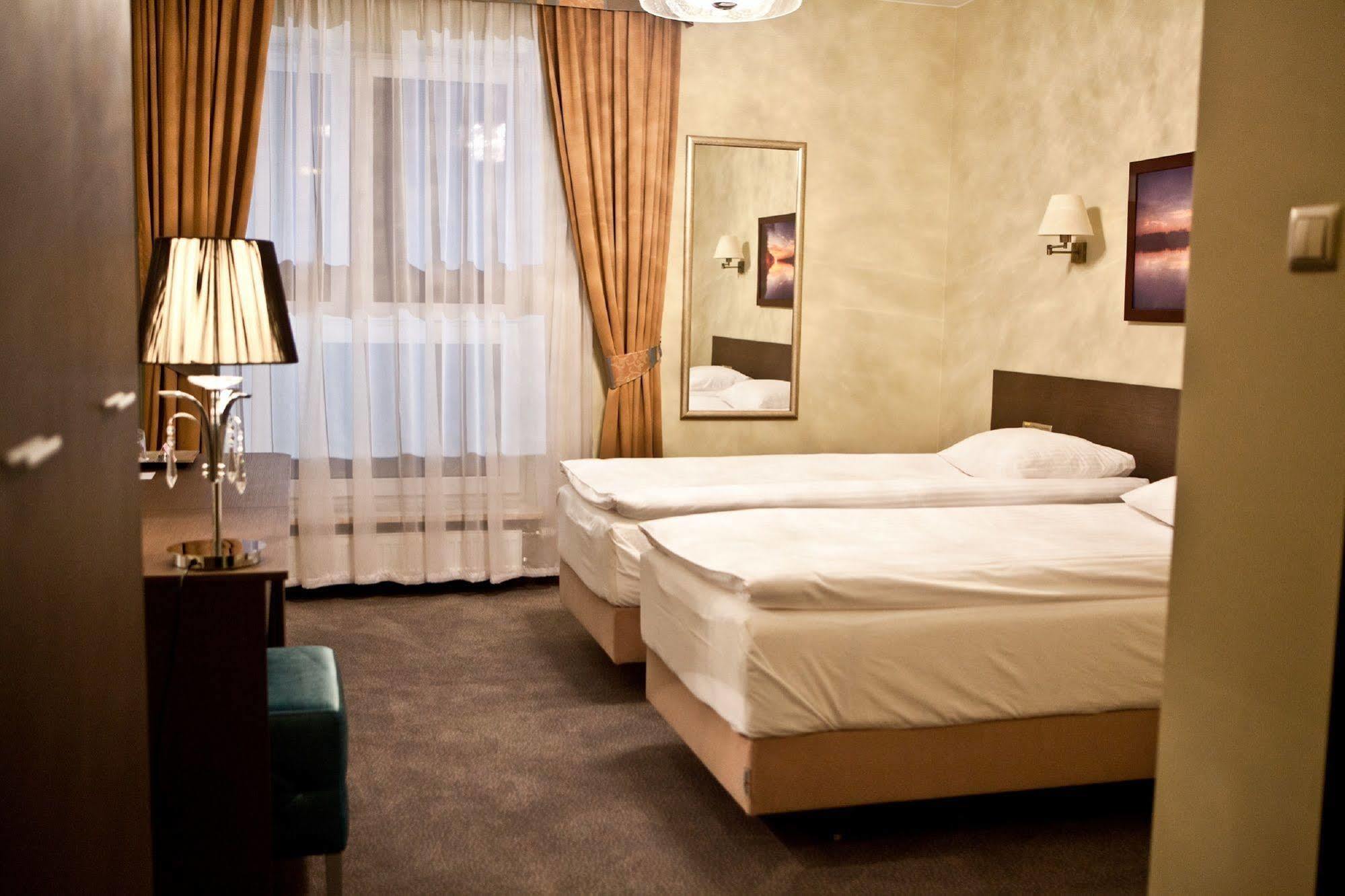 Hotel Sokolowska Airport Modlin Nowy Dwór Mazowiecki Kültér fotó