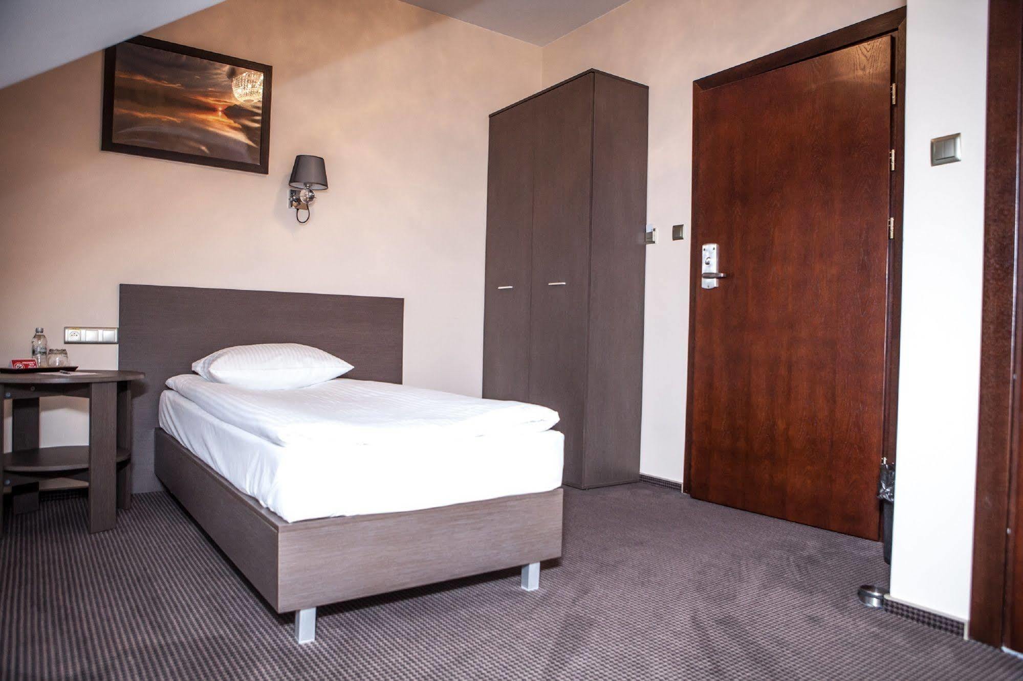 Hotel Sokolowska Airport Modlin Nowy Dwór Mazowiecki Kültér fotó