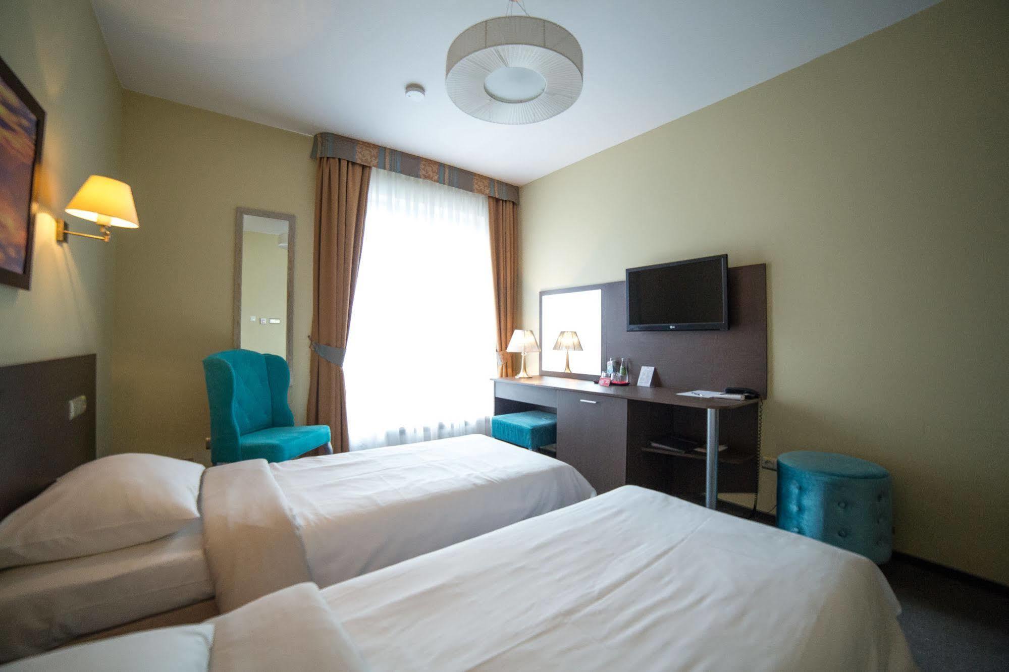 Hotel Sokolowska Airport Modlin Nowy Dwór Mazowiecki Kültér fotó