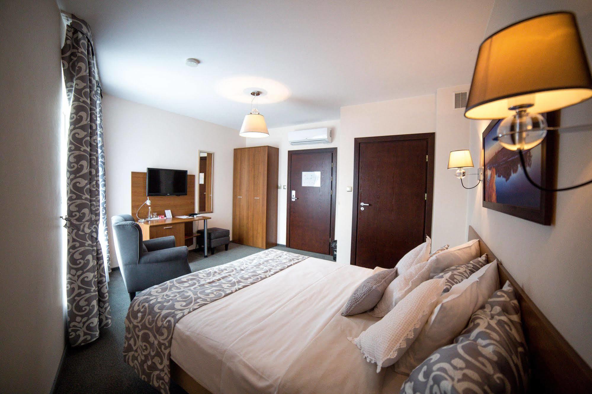 Hotel Sokolowska Airport Modlin Nowy Dwór Mazowiecki Kültér fotó