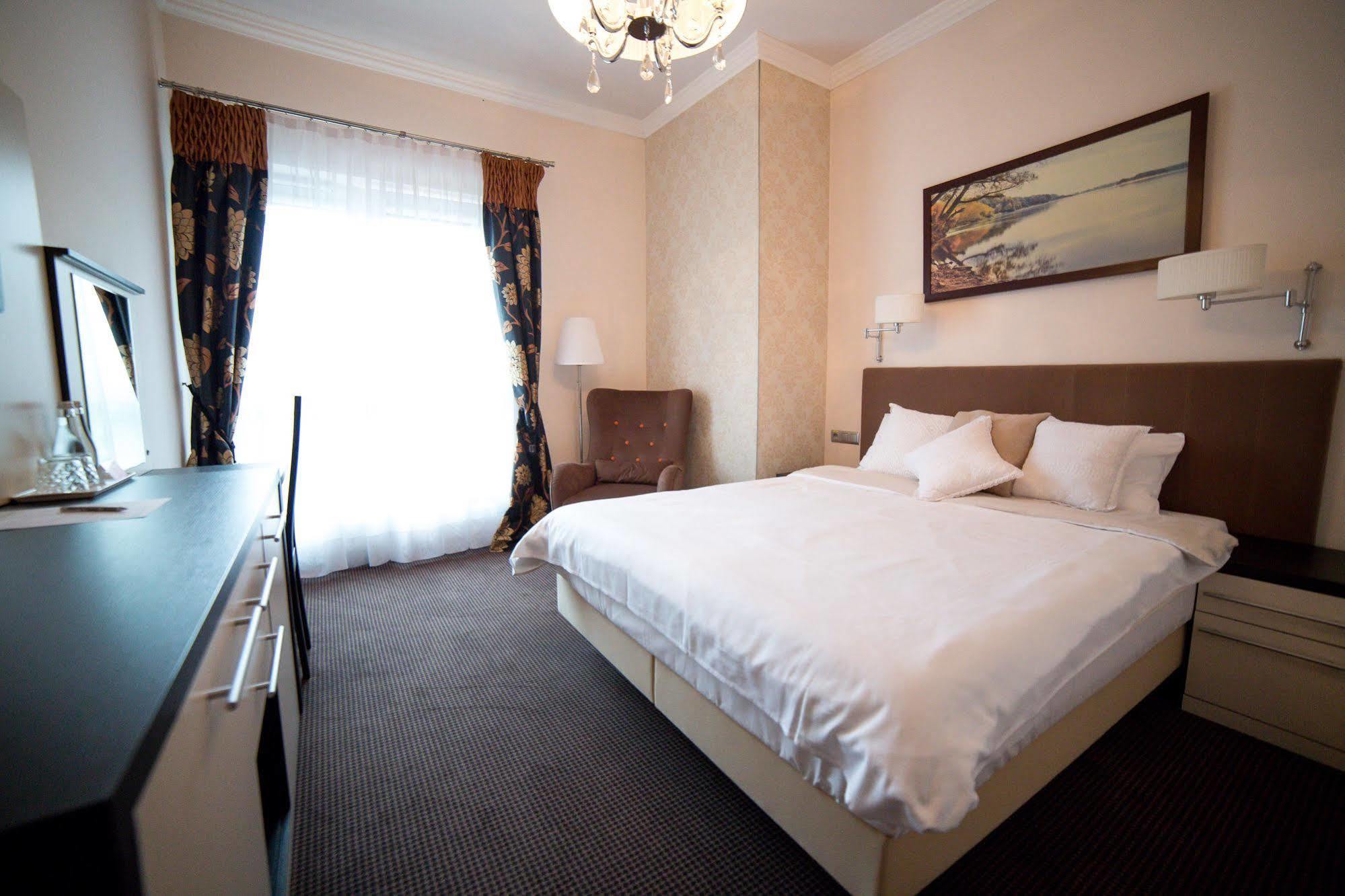 Hotel Sokolowska Airport Modlin Nowy Dwór Mazowiecki Kültér fotó