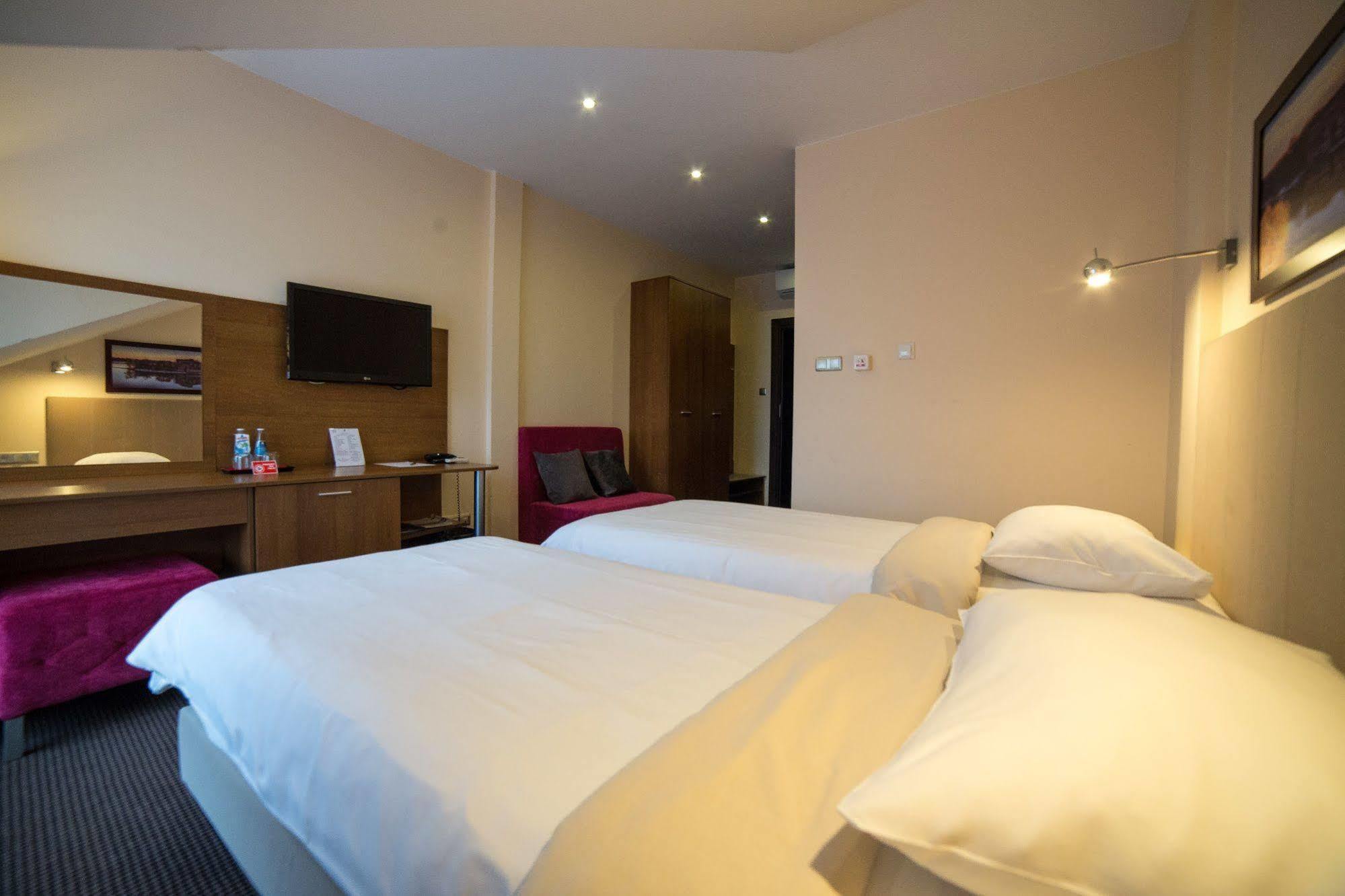 Hotel Sokolowska Airport Modlin Nowy Dwór Mazowiecki Kültér fotó