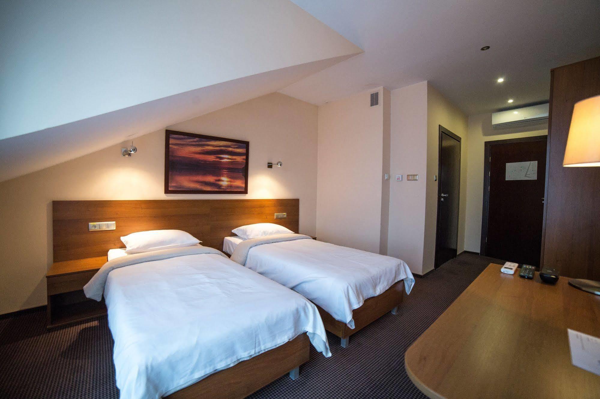 Hotel Sokolowska Airport Modlin Nowy Dwór Mazowiecki Kültér fotó