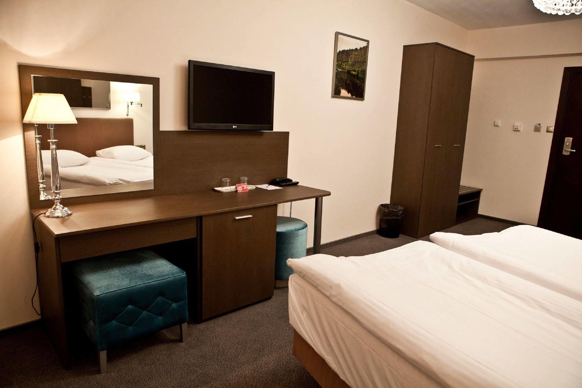 Hotel Sokolowska Airport Modlin Nowy Dwór Mazowiecki Kültér fotó